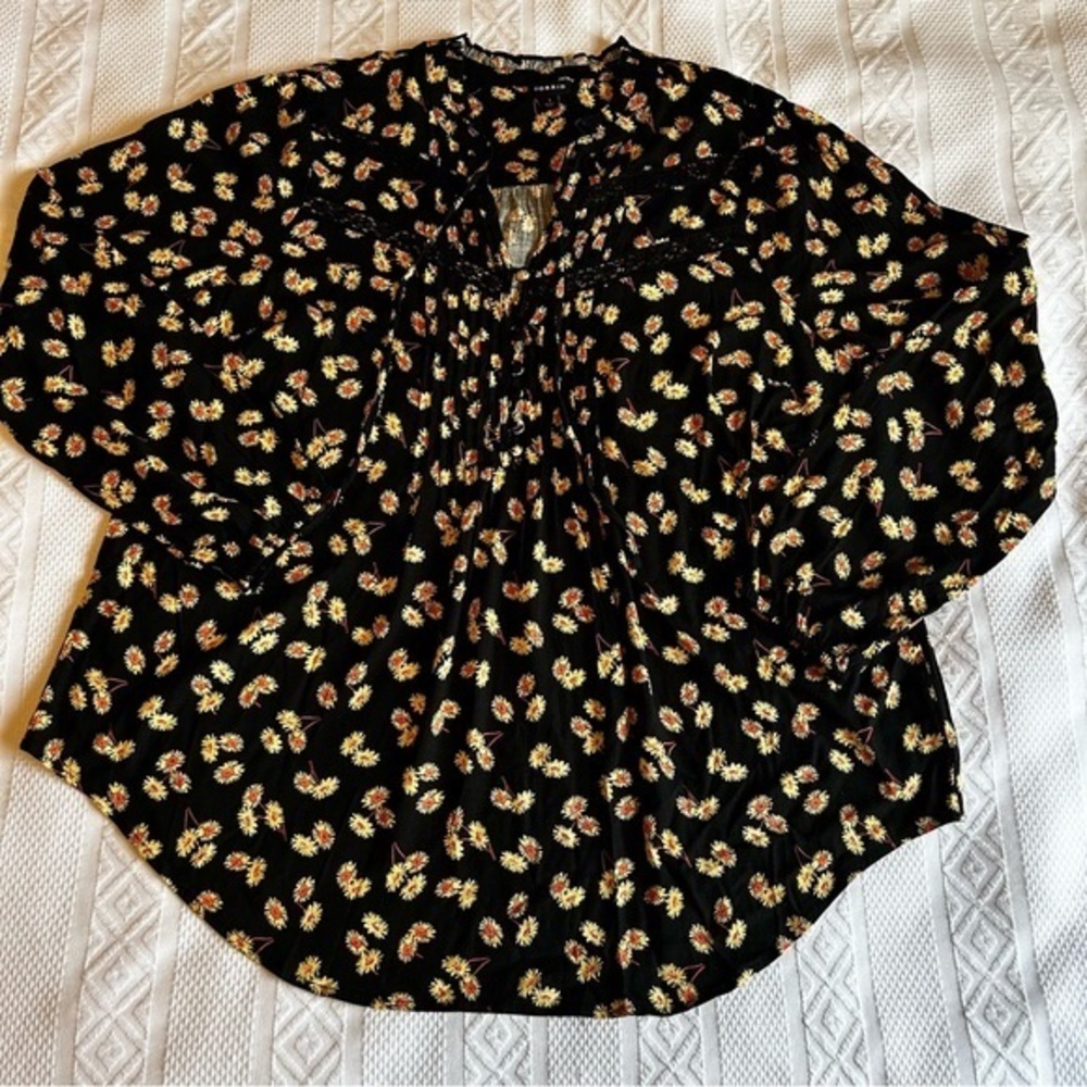 Torrid Black with Yellow Daisies and Fabric Covered Buttons Size 1‎ (1X) - Picture 4 of 6